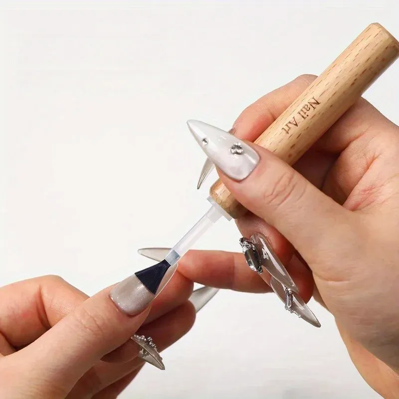 Détail des pinceaux de Nail Art