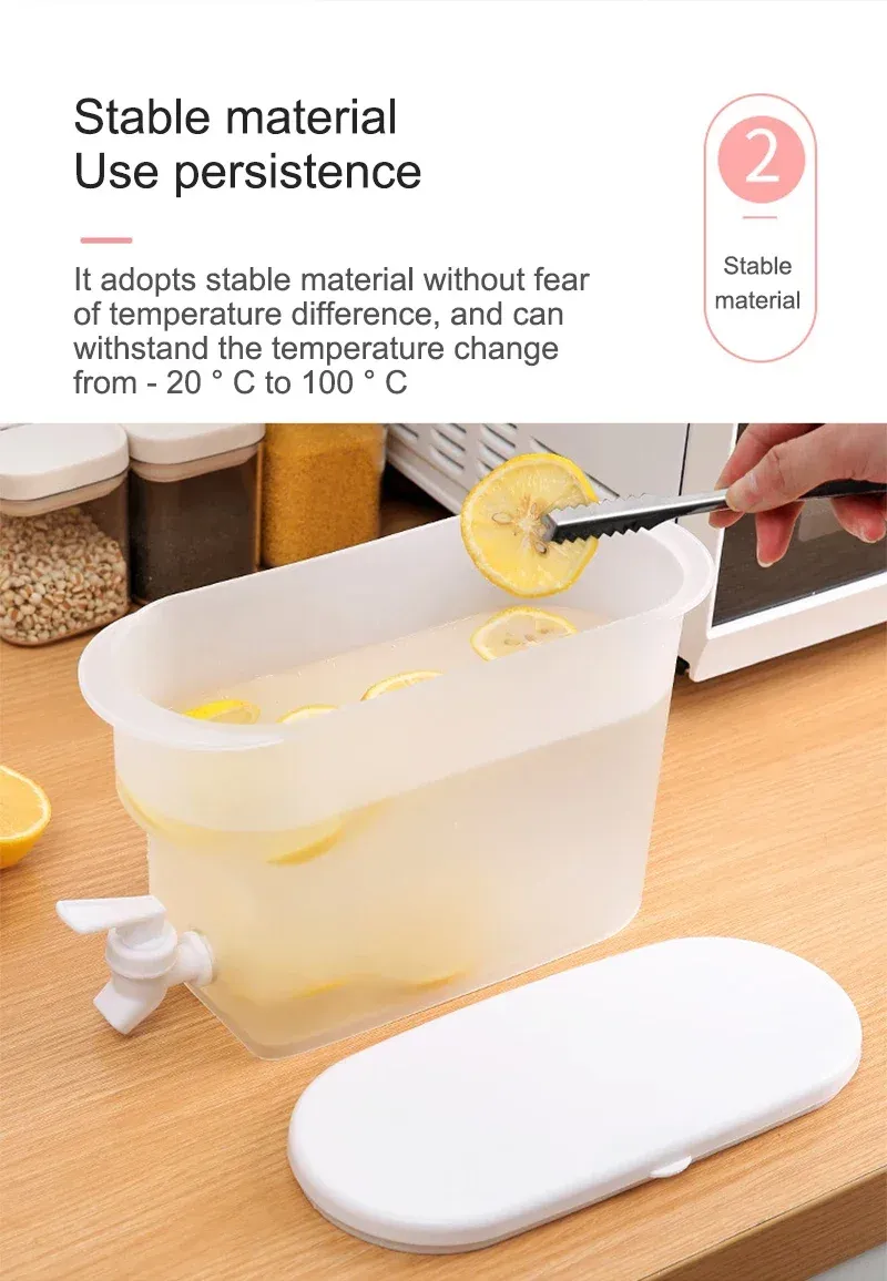 Carafe à eau froide avec fruits
