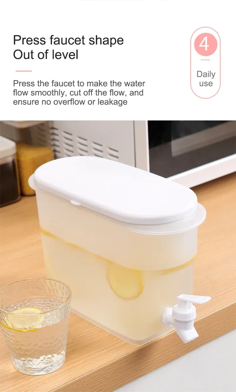 Carafe à eau froide sur table