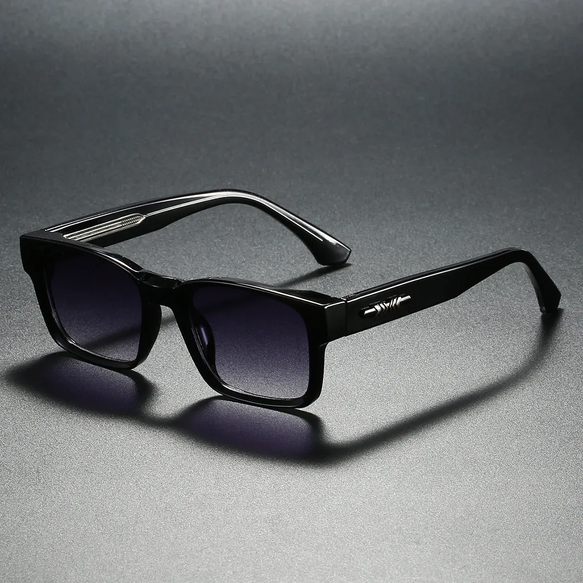 Lunettes de soleil sous la lumière naturelle
