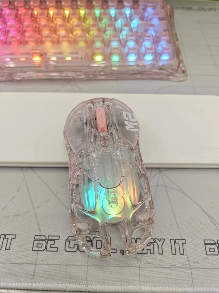 Souris de jeu GravaStar Mercury M2 en gros plan