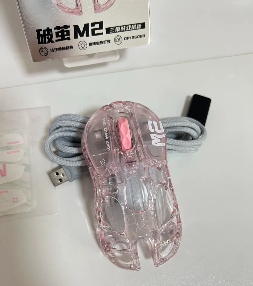 Souris GravaStar Mercury M2 dans son environnement