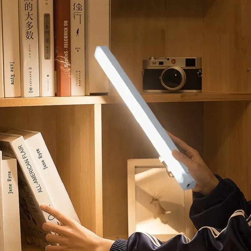 Barre lumineuse LED rechargeable avec détecteur de mouvement, sans fil et magnétique, pour armoire, cuisine ou chevet 4