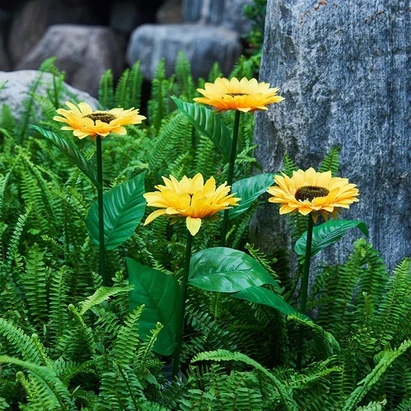 Lampes tournesol solaires dans un parterre fleuri