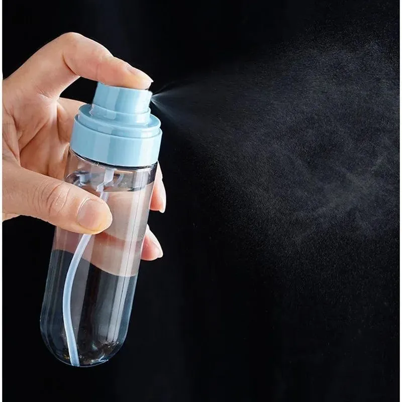 Vaporisateur rechargeable dans une trousse de toilette
