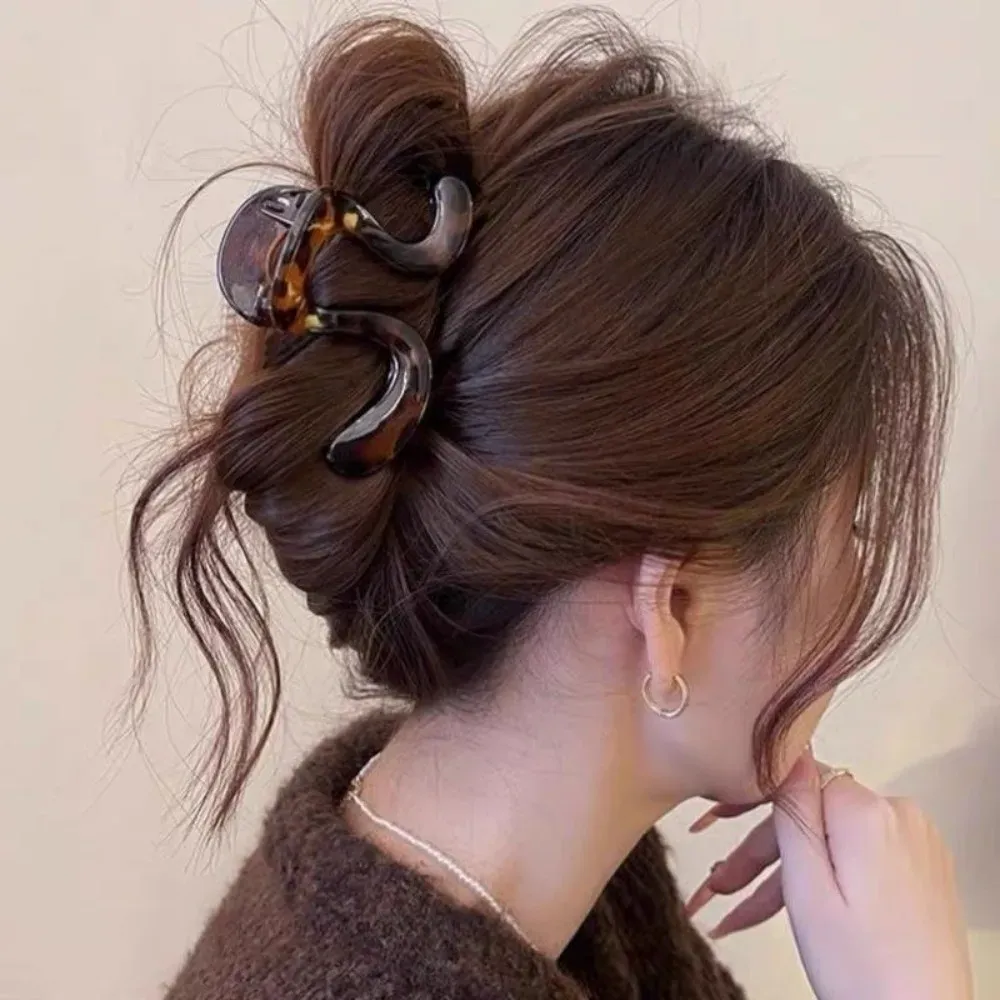 Pince à cheveux en acrylique élégante et décontractée, grande et légère, forme irrégulière, finition mate, idéale pour queue de cheval - Image 1