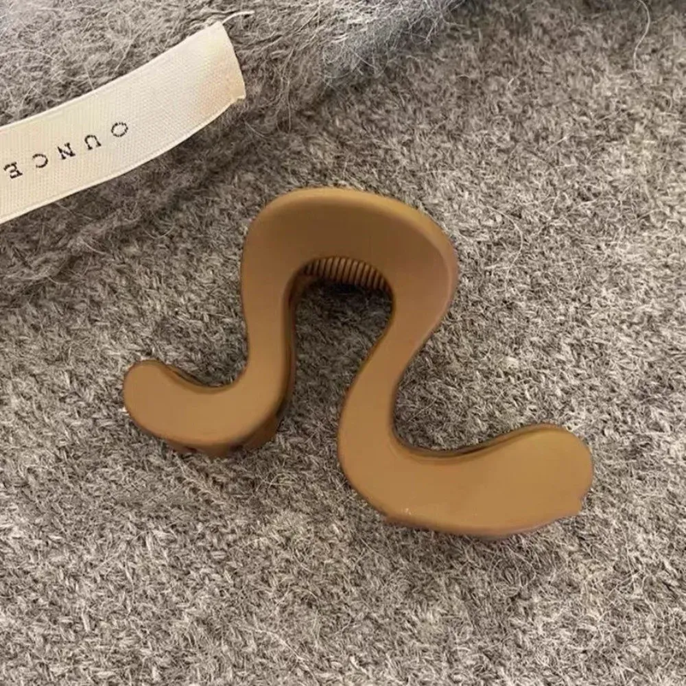 Pince à cheveux en acrylique élégante et décontractée, grande et légère, forme irrégulière, finition mate, idéale pour queue de cheval 13