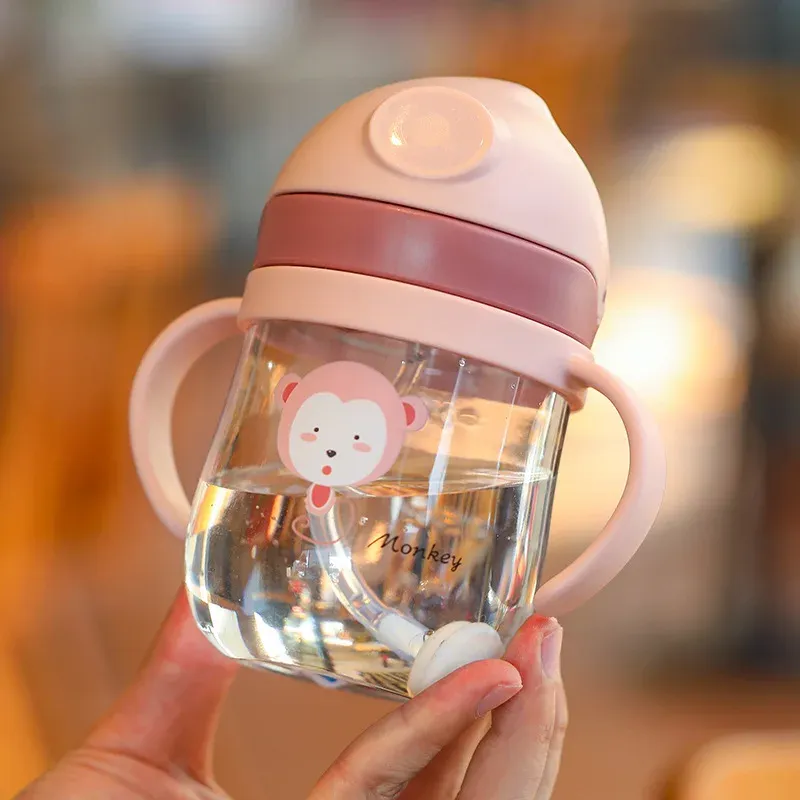 Détail de la gourde enfant avec paille intégrée