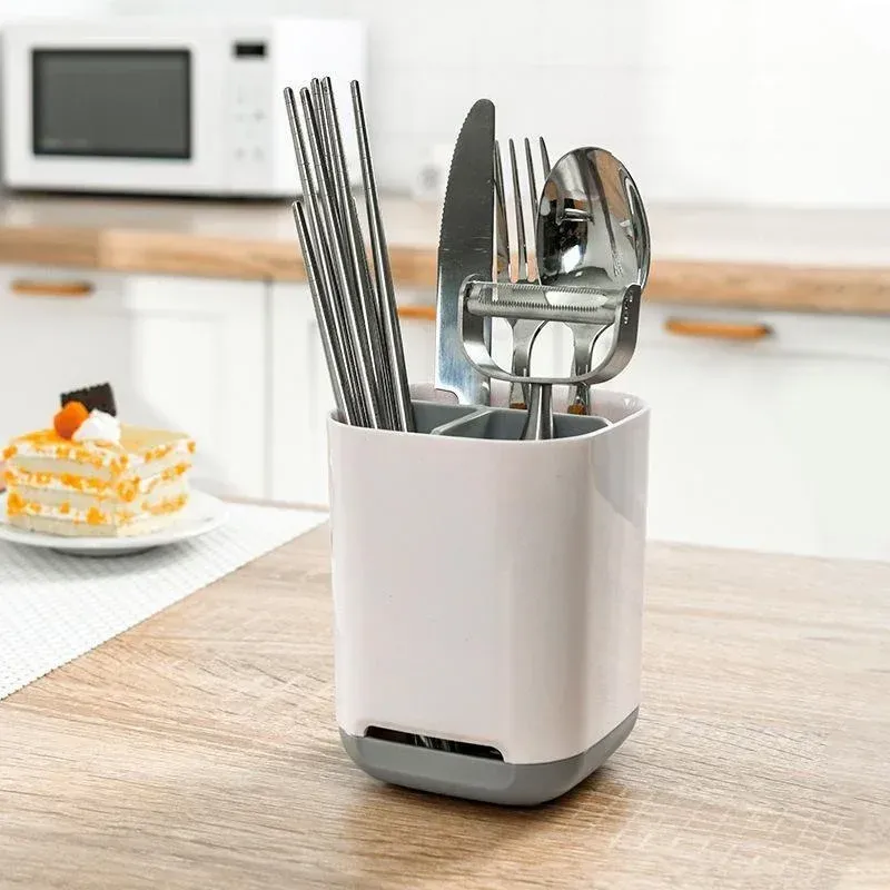 Organisation de la salle de bain avec rangement pour brosse à dents