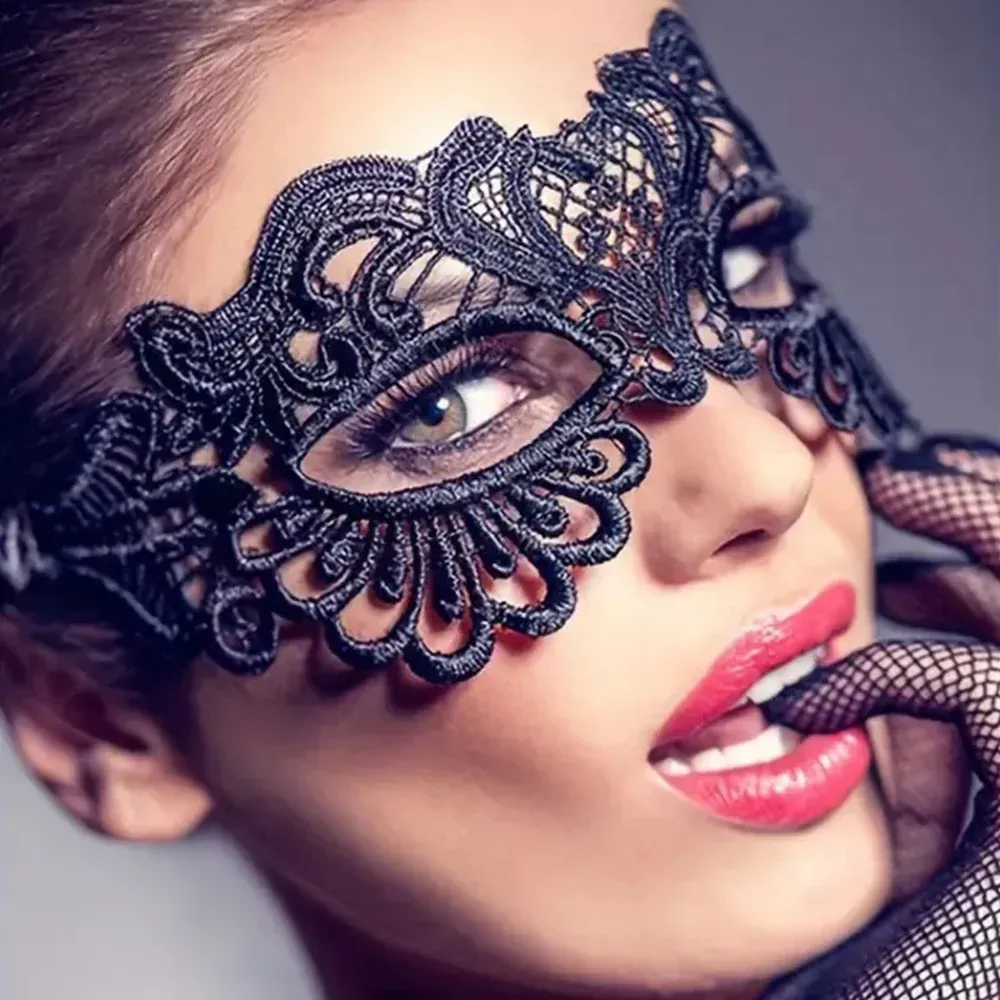 Masque demi-visage en dentelle noire pour femme, accessoire d'Halloween (1 pièce) - Image 1