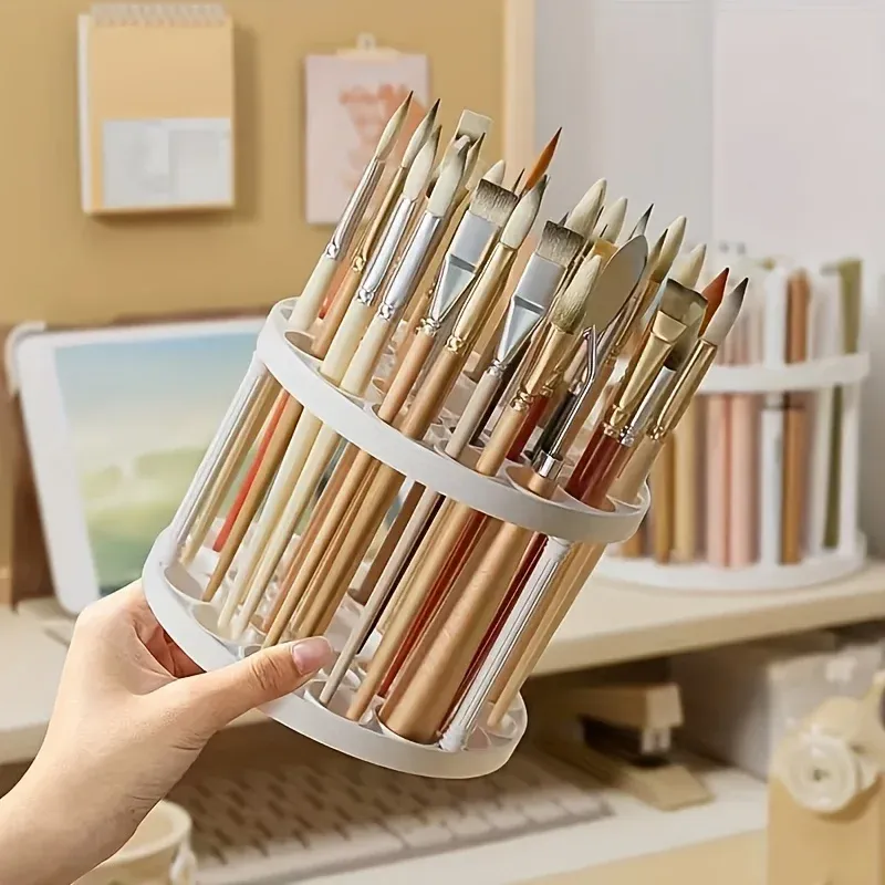 Porte-brosse rotatif 360° en situation sur un bureau créatif