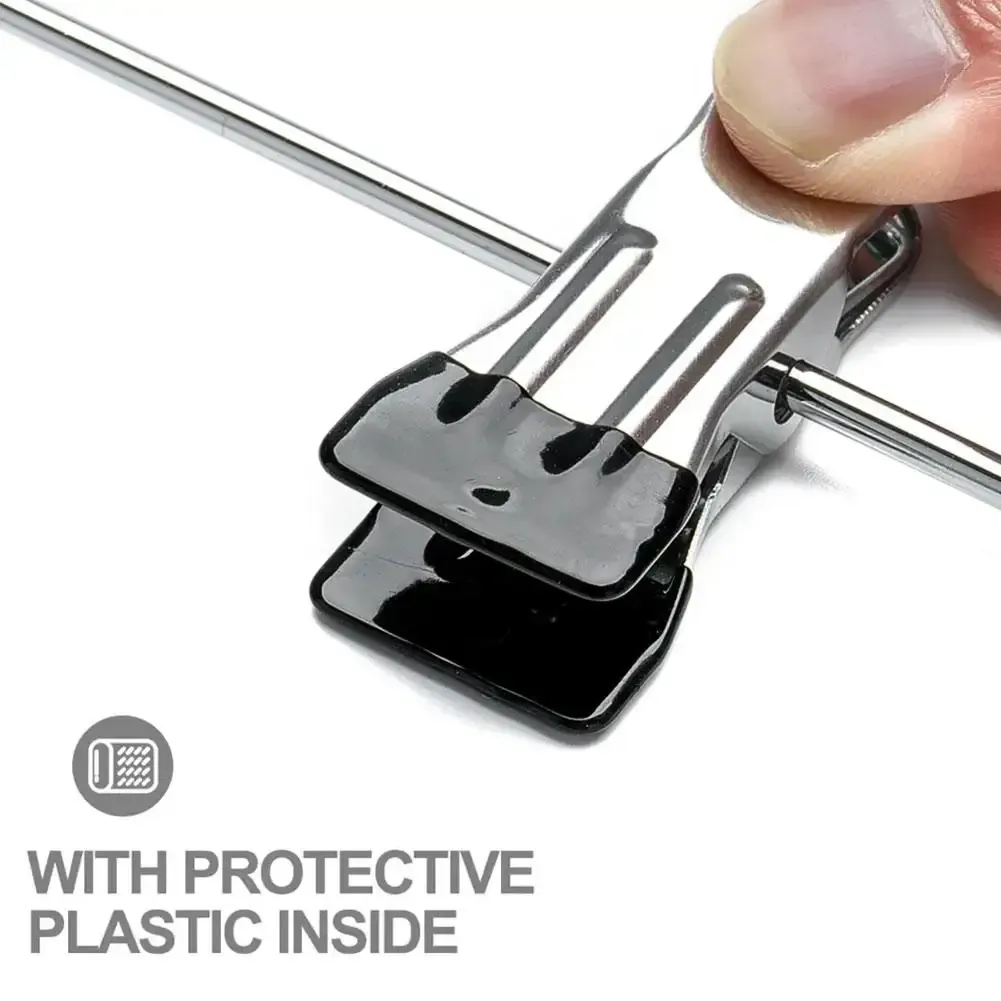 Cintre à clips dans un dressing
