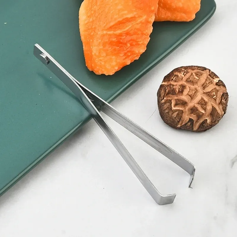 Éplucheur d'ail en utilisation en cuisine
