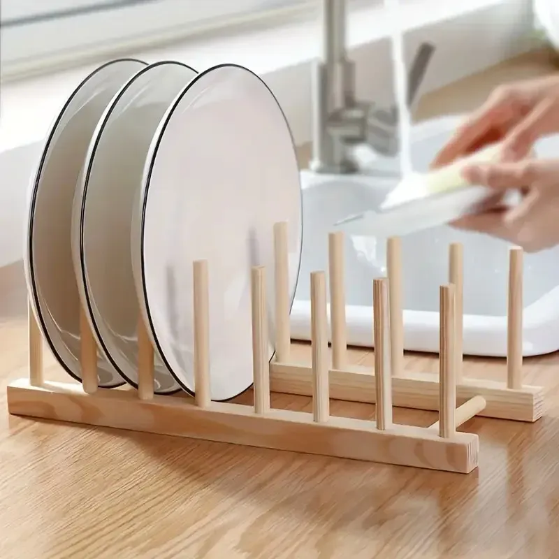 Détail du support d'assiettes en bois