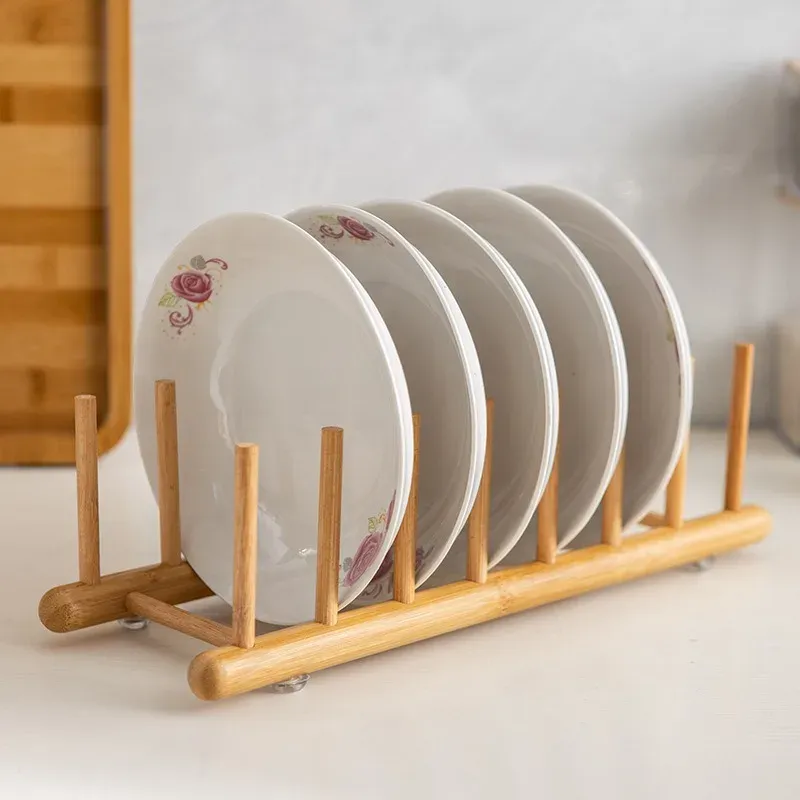 Support d'assiettes en bois en situation dans la cuisine