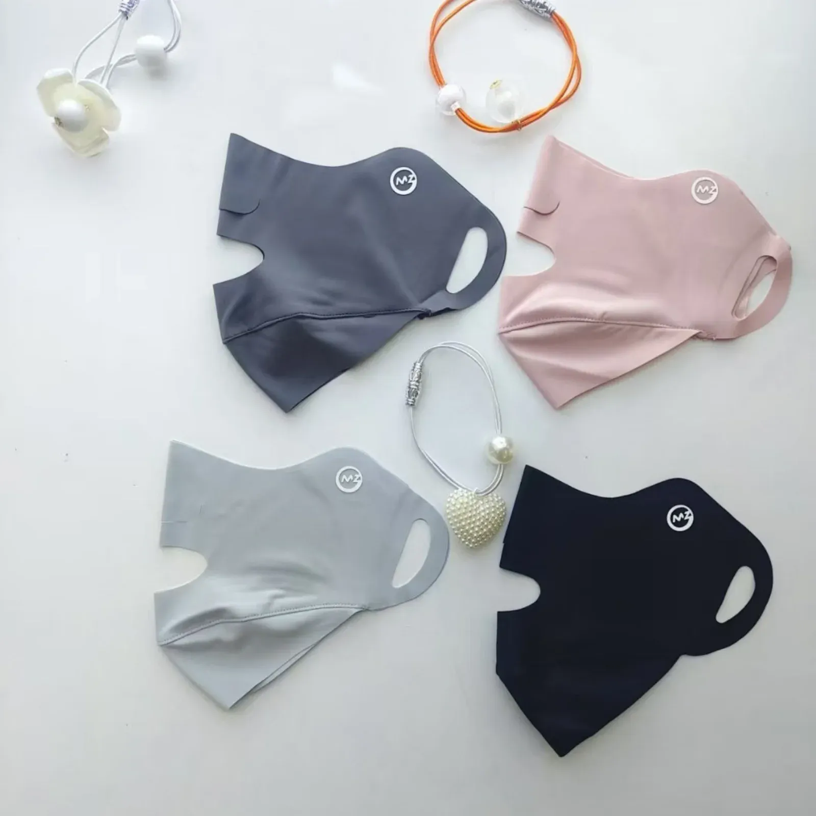 Masque en soie glacée, finition soignée