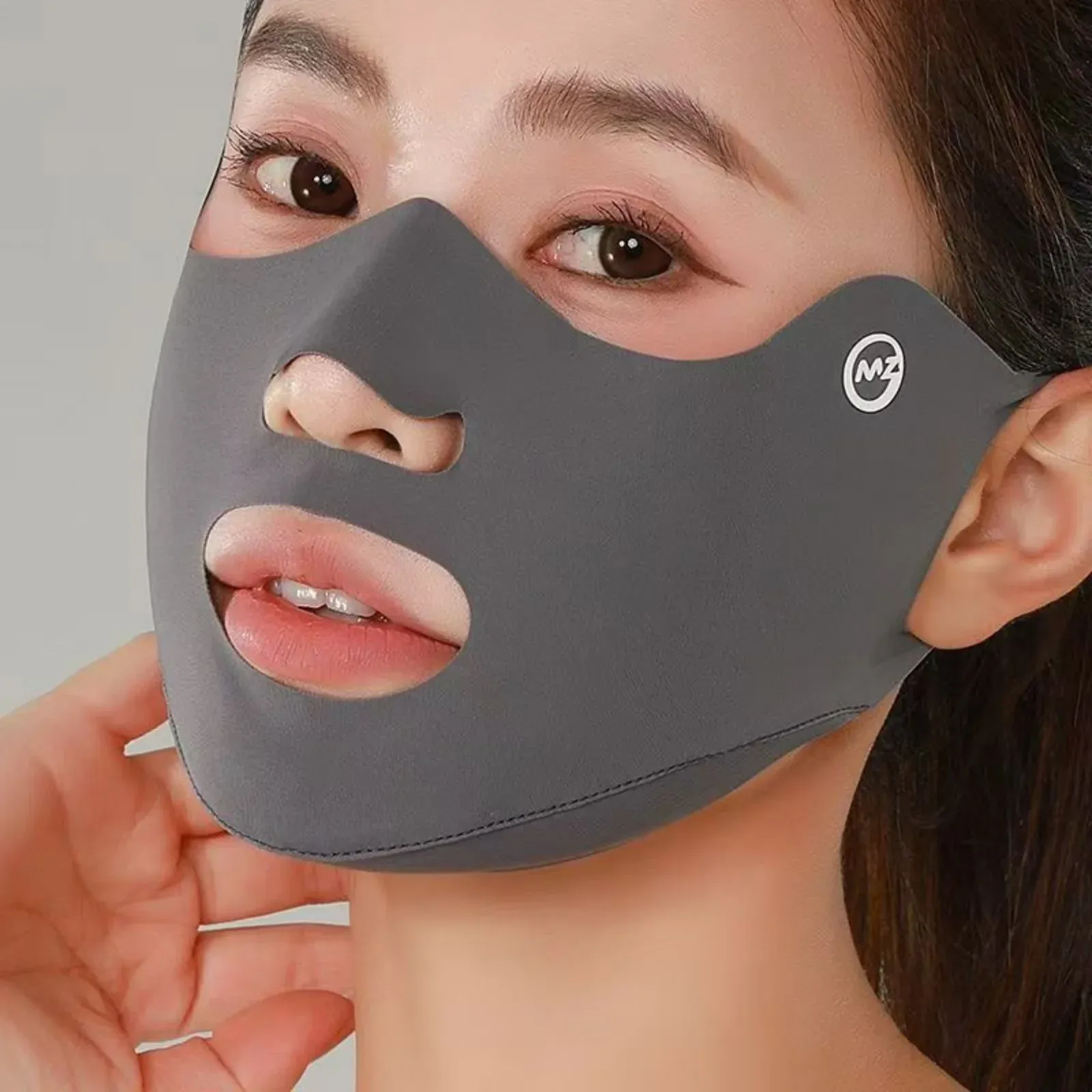 Masque en soie glacée, sous différents angles