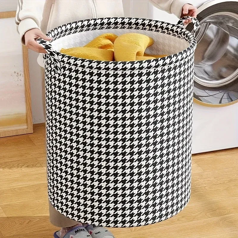 Panier à linge posé dans une salle de bain