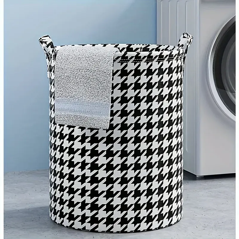 Panier à linge pliable pied-de-poule dans un intérieur moderne