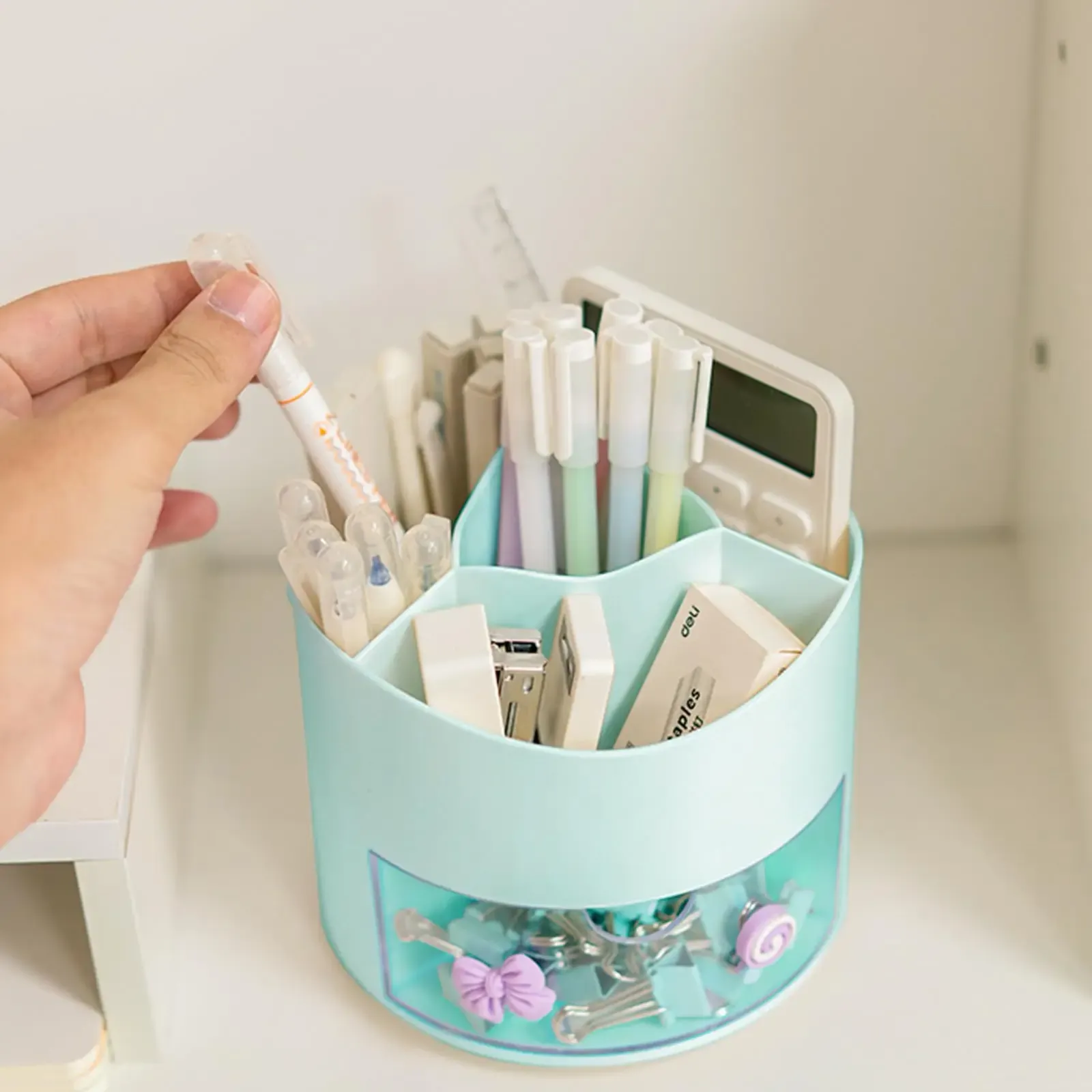 Porte-stylo rotatif Kawaii dans un espace de travail