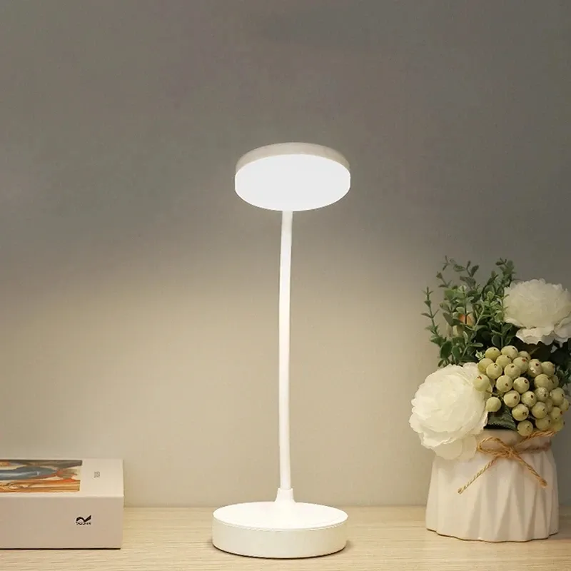 Lampe LED portable dans un espace de travail
