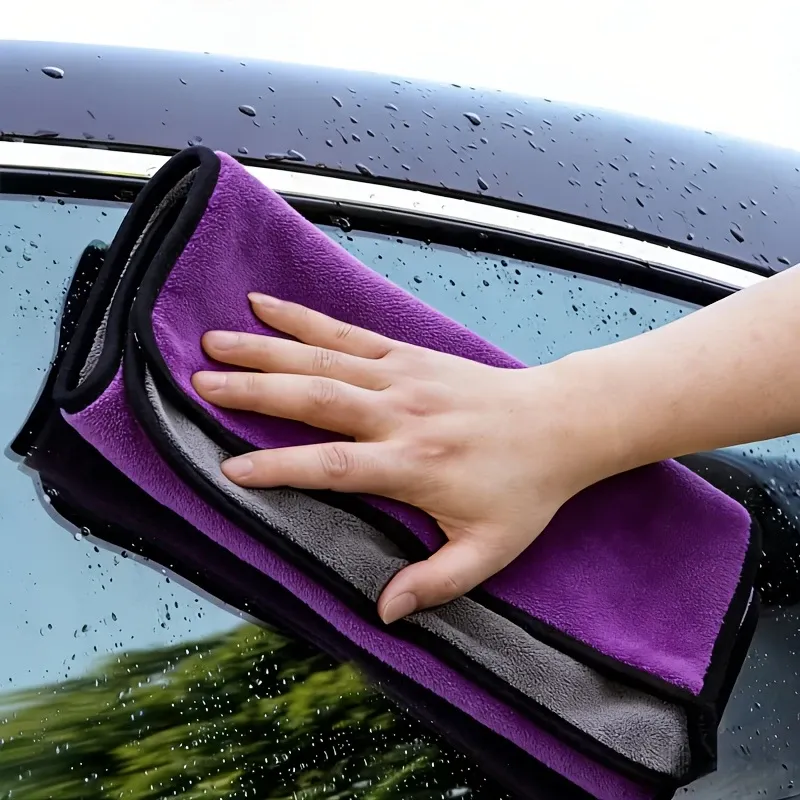 Nettoyage des vitres avec une serviette sans peluches
