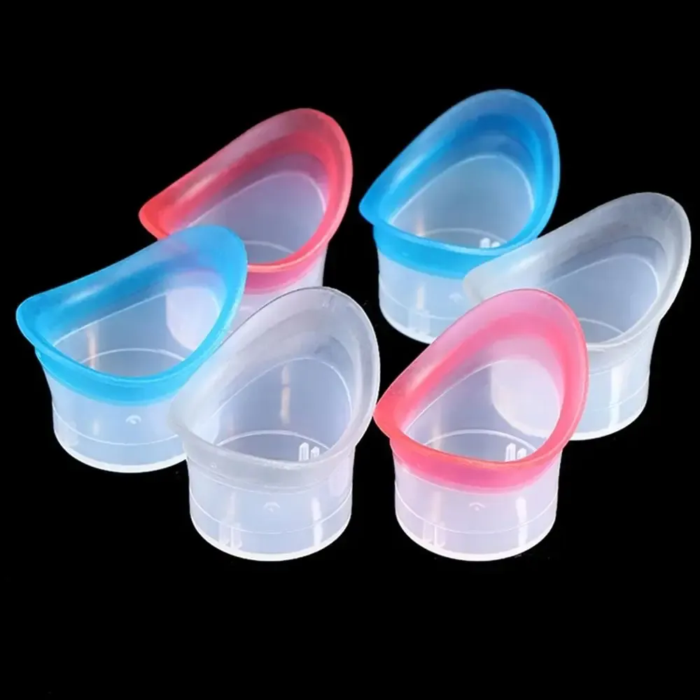 Godet de lavage des yeux en silicone, en usage