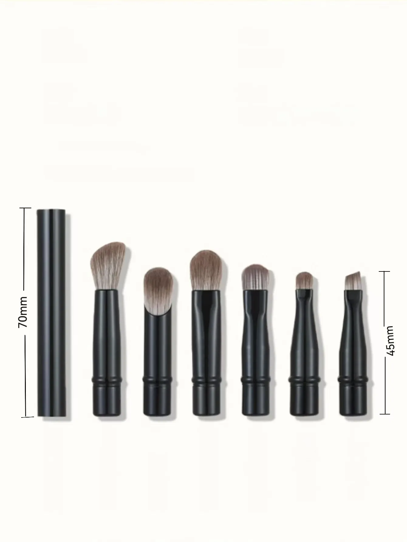 Ensemble de pinceaux de maquillage noirs dans leur étui