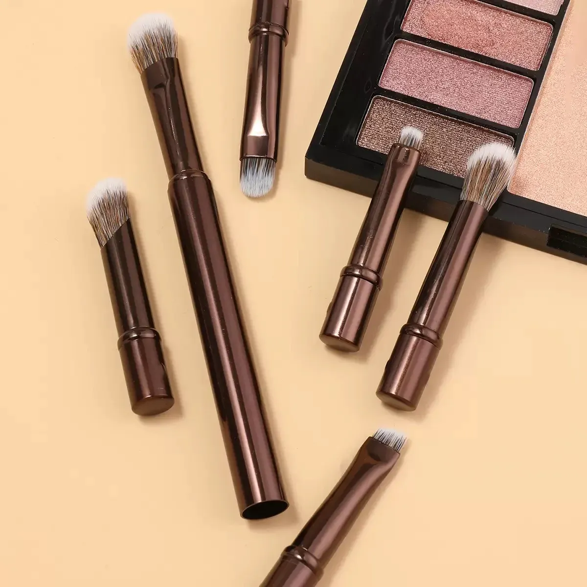 Ensemble de pinceaux de maquillage noirs, vue détaillée