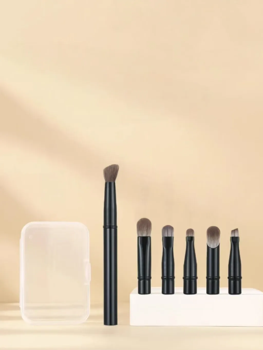 Pinceaux de maquillage noirs en situation de voyage