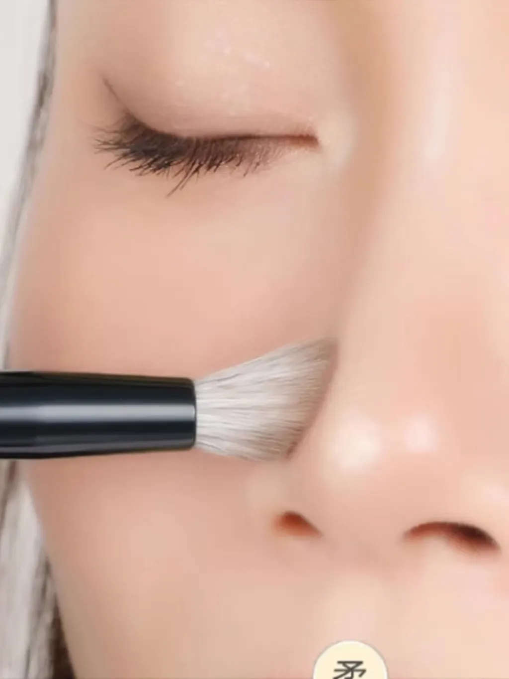 Gros plan sur les poils souples des pinceaux de maquillage
