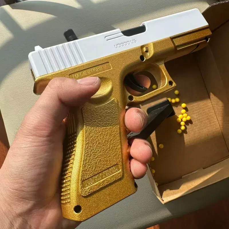 Pistolet jouet en or blanc, détail des finitions