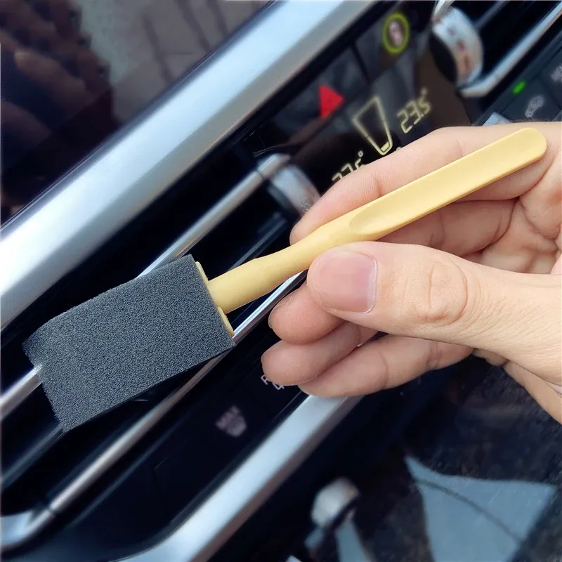 Utilisation de la brosse sur une grille de ventilation