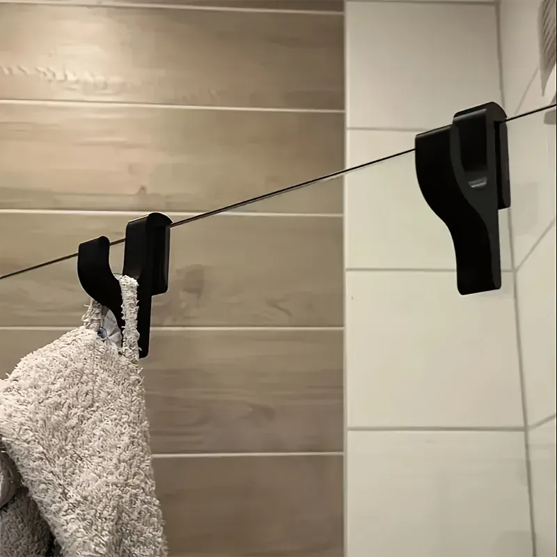 Porte-serviettes en crochet installé sur une porte de douche en verre