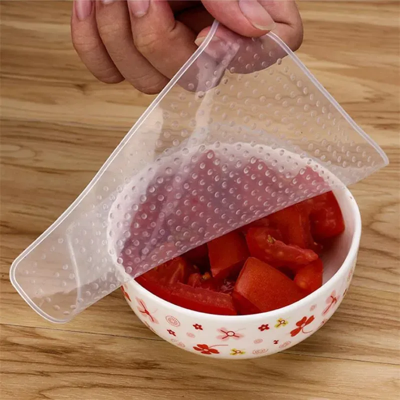 Couvercle en silicone posé sur un saladier