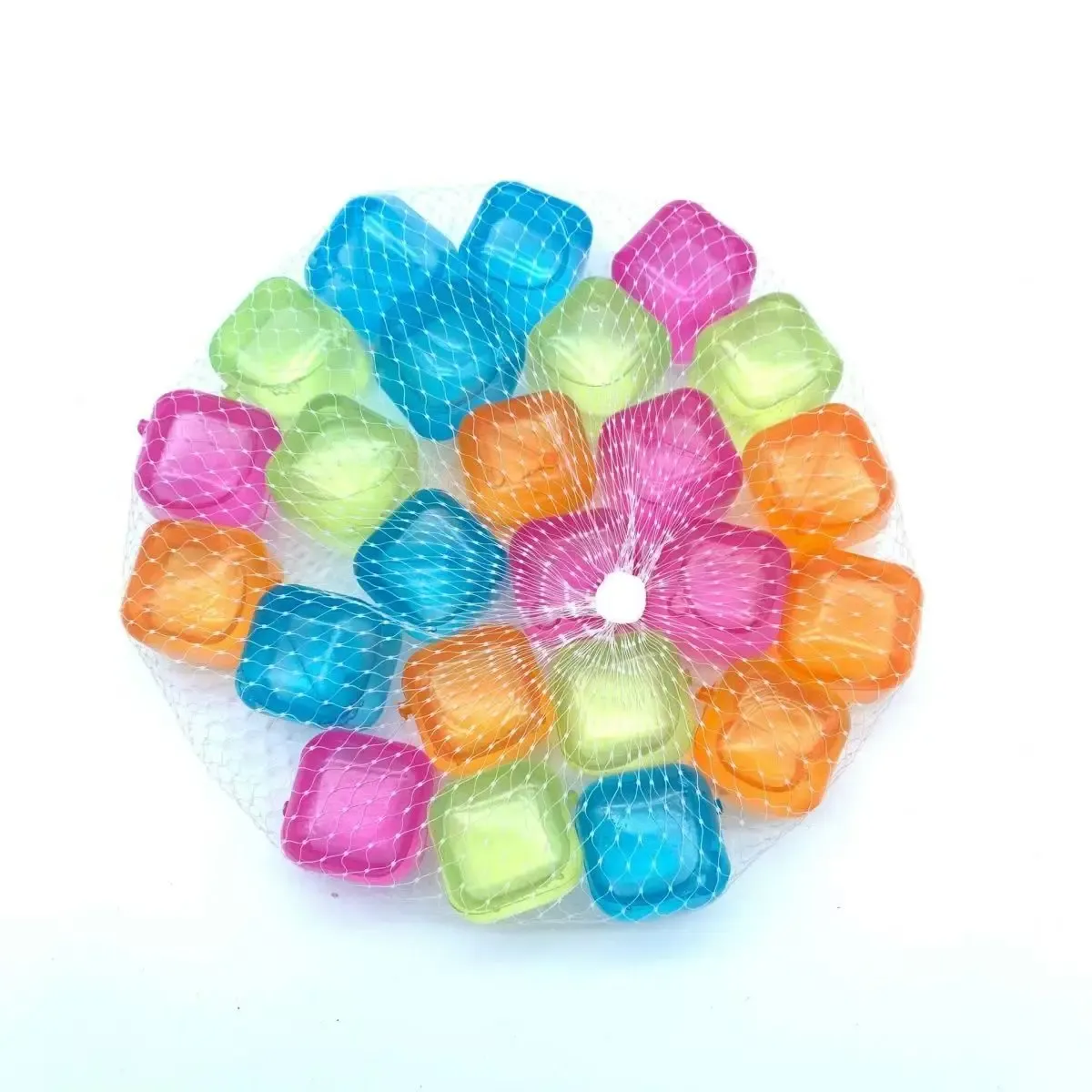 Glaçons en plastique colorés et de formes variées