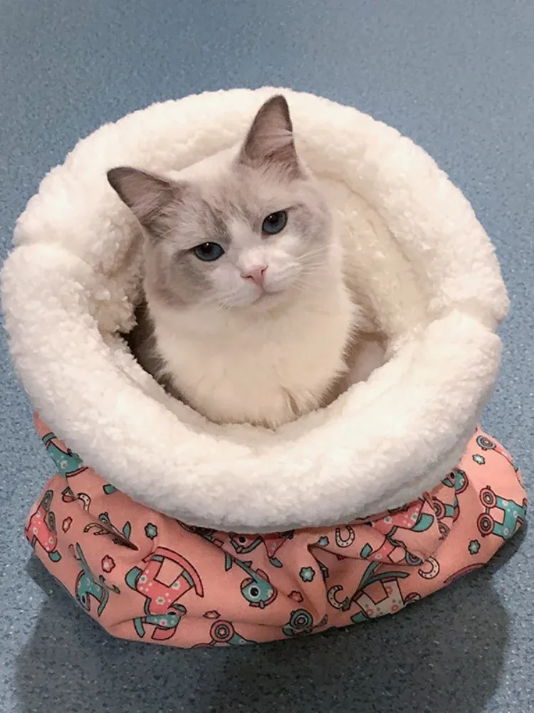 Sac de couchage doux pour chat, en situation