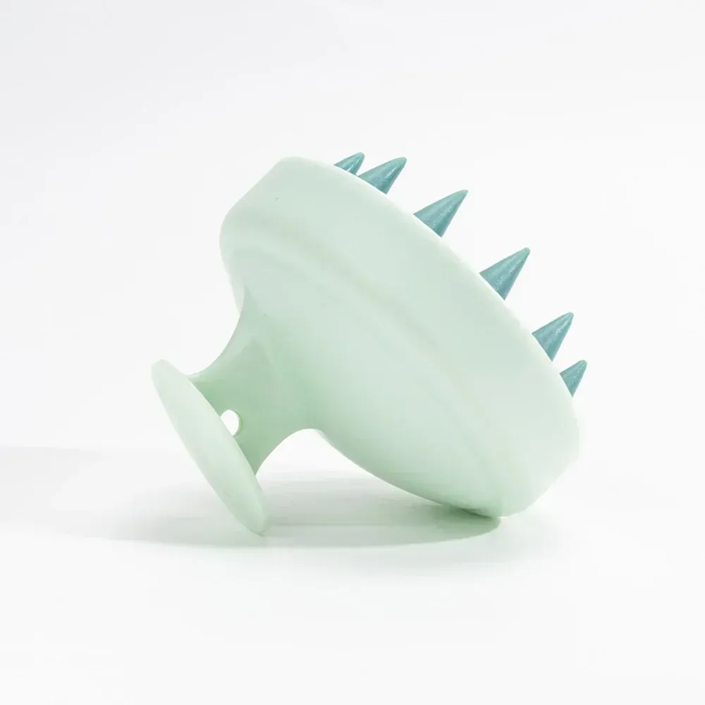 Peigne de massage en silicone en utilisation