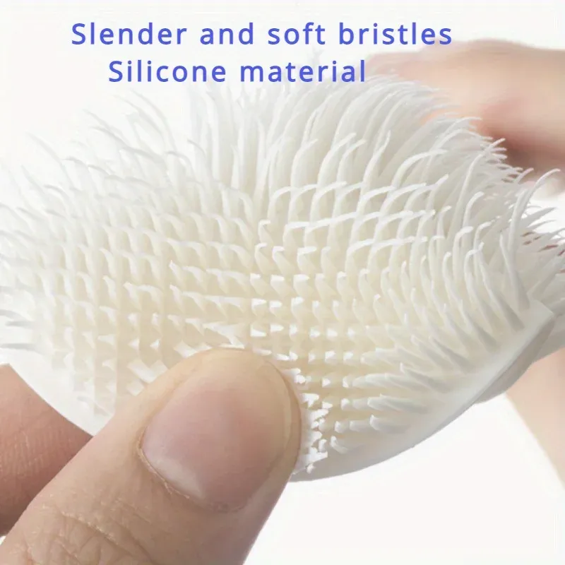 Brosse de nettoyage utilisée sur une tasse