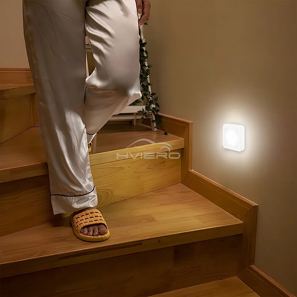 Veilleuse dans une chambre de chevet