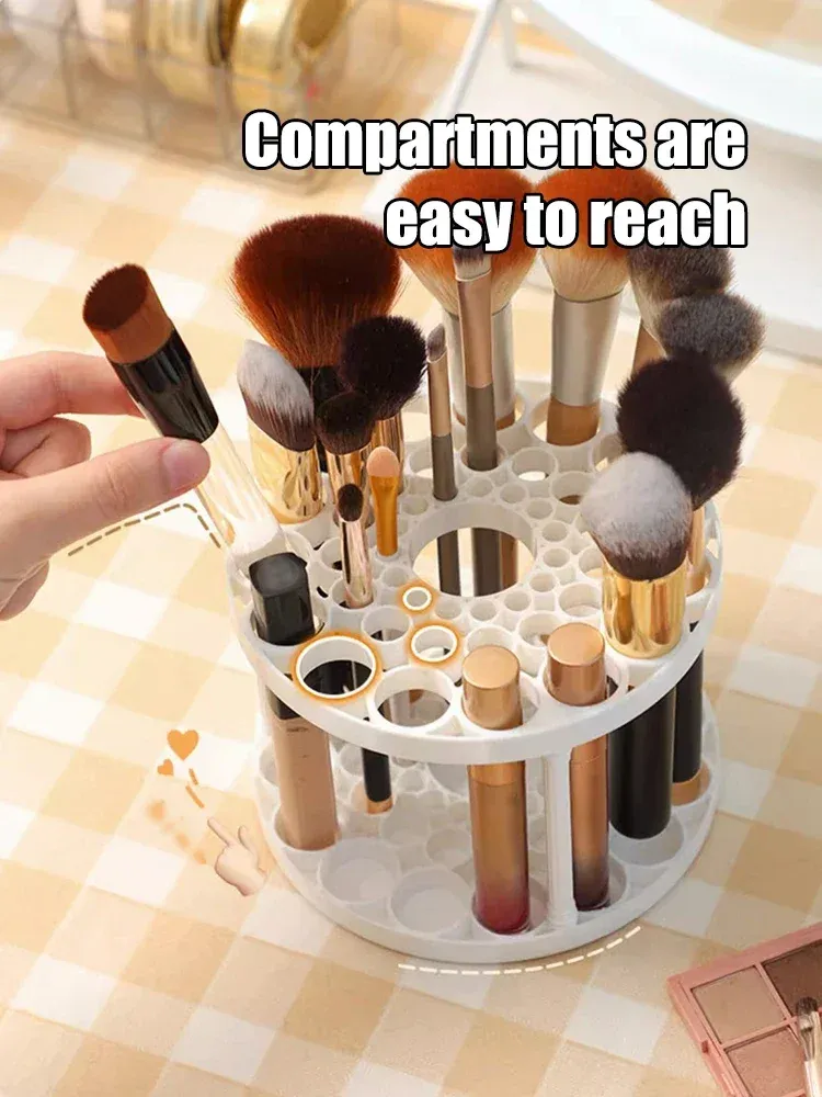 Rangement de pinceaux de maquillage sur coiffeuse