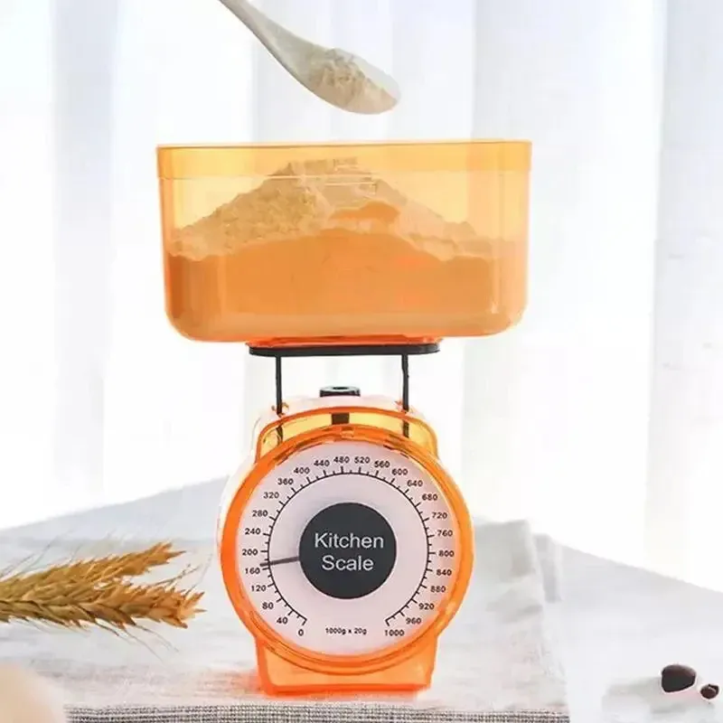 Balance de cuisine mécanique en utilisation