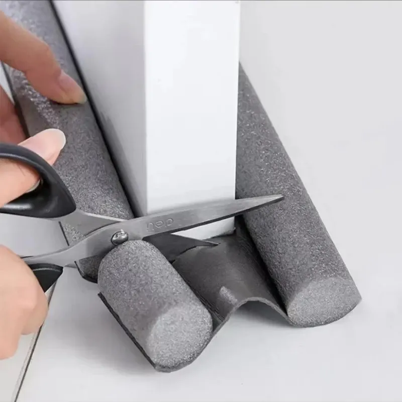 Joint d'étanchéité flexible pour sous-porte, finition