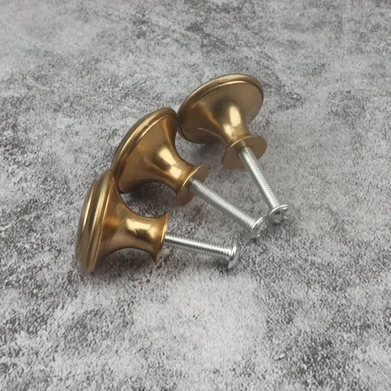 Ensemble de poignées dorées pour mobilier