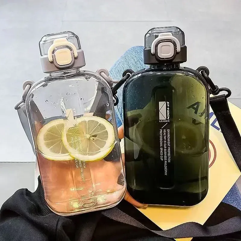 Bouteille d'eau carrée plate transparente, gourde de voyage portable avec sangle réglable, gourde fine et élégante pour le sport et le camping 3