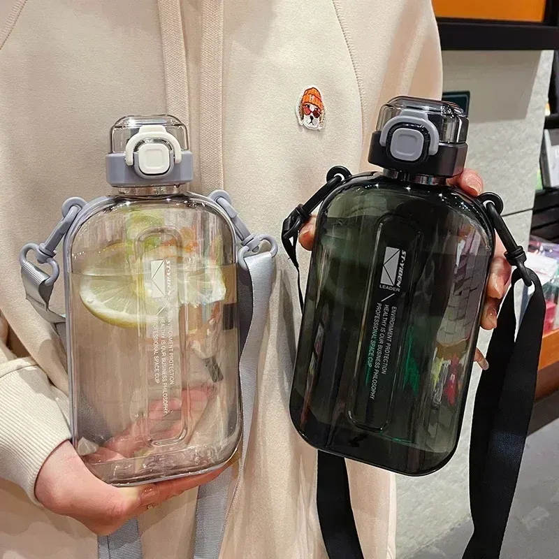 Bouteille d'eau carrée plate transparente, gourde de voyage portable avec sangle réglable, gourde fine et élégante pour le sport et le camping 2