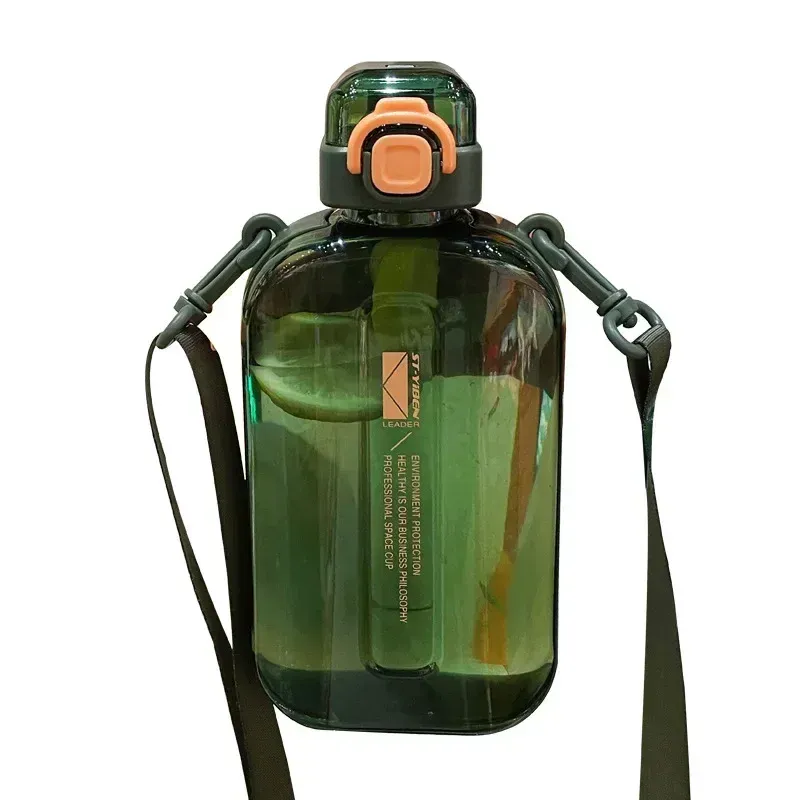 Bouteille d'eau carrée et plate, vue d'ensemble