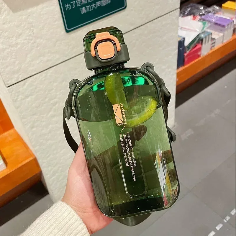 Bouteille d'eau carrée plate transparente, gourde de voyage portable avec sangle réglable, gourde fine et élégante pour le sport et le camping 10