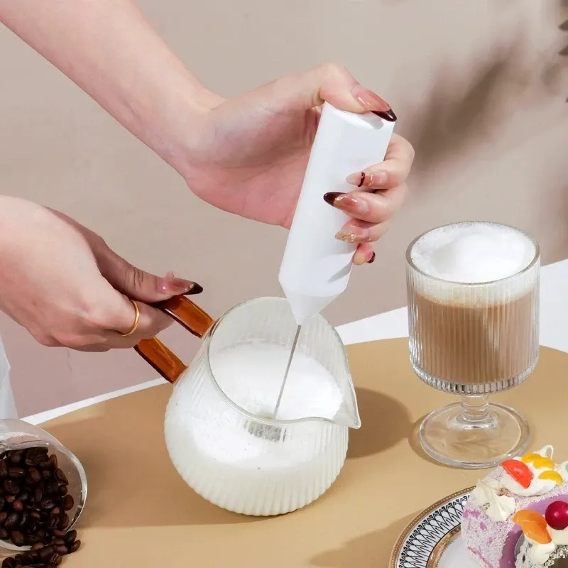 Mini batteur électrique portable à piles, mousseur à lait et mélangeur de boissons pour café 4
