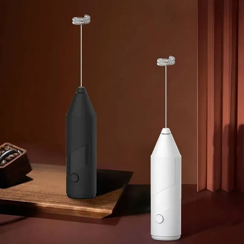 Mousseur à lait électrique portatif en utilisation